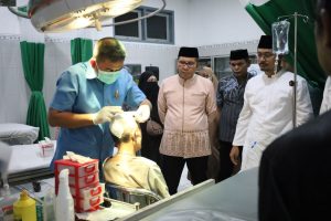 Kunjungi Korban Tertimpa Reruntuhan Kubah Masjid, Danny Pomanto Pastikan Biaya Pengobatan Ditanggung Pemerintah