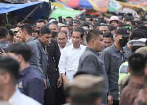 Blusukan Ramadan di Pasar Terong Didampingi Danny Pomanto, Presiden Jokowi Puji Stabilitas Harga di Makassar