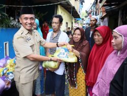 Dinas Kominfo Makassar Berbagi Sembako ke Masyarakat di Lorong Wisata