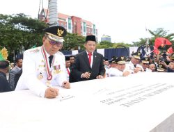 Danny Pomanto Bersama Ratusan Pimpinan Daerah Tanda Tangani Prasasti Hari OTDA ke-27 