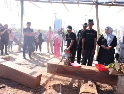 Danny Pomanto Saksikan Langsung Pemotongan Lunas Kapal Pinisi