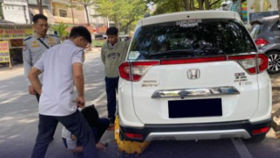 Hindari Kemacetan, Dishub Makassar Gembok Kendaraan Parkir Liar