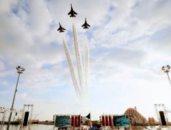 Buka Rangkaian F8, Sukhoi-27/30 Memesona di Langit Makassar