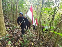 Maknai HUT Kemerdekaan, Batalyon C Pelopor Kibarkan Merah Putih Di Puncak Gunung Lampoko