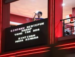 Musisi Oom Leo Karaoke Bareng Pengunjung F8