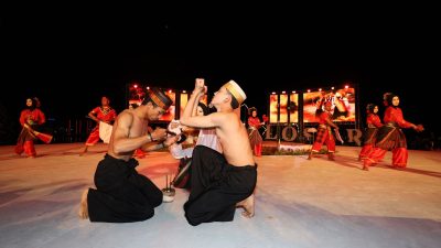 Pertunjukkan Sigajang Laleng Lipa Tutup Kemeriahan F8