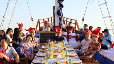 Wali Kota Danny Ajak Senior Management Programme Singapore Keliling Pantai Losari Gunakan Pinisi