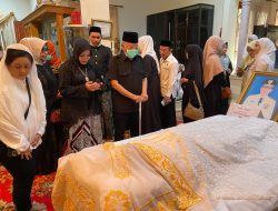 Hadir di Rumah Duka, Lies Nurdin Abdullah Sebut Almarhum Amin Syam Tauladan dan Berjasa untuk Sulsel