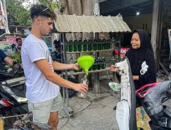 Begini Antusias Marcos Ramirez, Pembalap Moto2 yang Beli Bensin Ecer di Kuta Mandalika