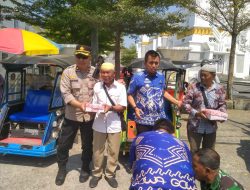Berbagi Sesama, Unsur Tripika Kec. Somba Opu Bagikan Makanan Melalui Jumat Berkah