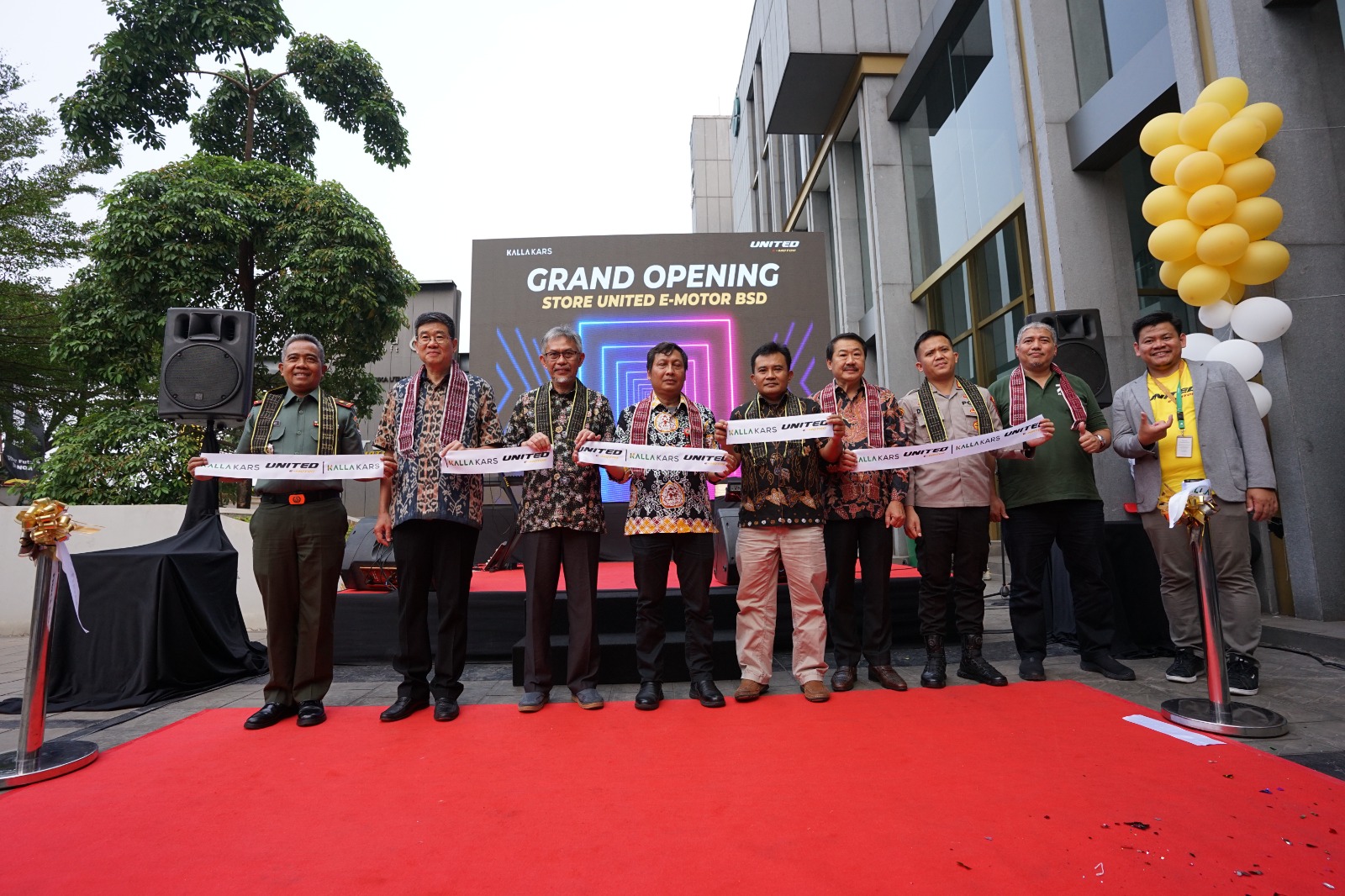 Direksi Kalla Kars bersama PT Terang Dunia Internusa (TDI) meresmikan Showroom United E-Motor Bumi Serpong Damai (BSD), Tangerang, Banten, Kamis (26/10/2023).