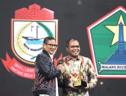 Wali Kota Danny Terima penghargaan Kompas TV