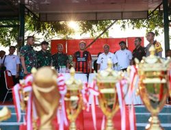 Danny Pomanto Serahkan Hadiah Wali Kota Cup ke-IV Kepada Mitra Garden FC 