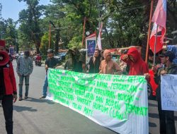 Puluhan Massa Geruduk PN Makassar Pertanyakan Putusan Hakim