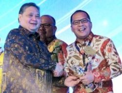 Danny Pomanto Terima Penghargaan TP2DD dan P2DD