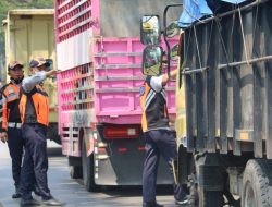 Tegas, Dishub Makassar Tilang Puluhan Kendaraan Tanpa Uji Kir