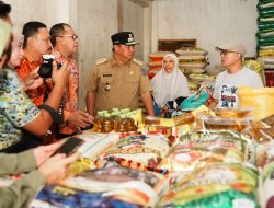 Jaga Stabilitas Harga, Kepala Biro Ekbang Junaedi Dampingi Pj Gubernur Bahtiar Operasi Pasar