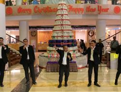 Bikin Pangling, Claro Makassar Sulap 200 Jerigen Bekas Jadi Pohon Natal