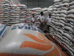 Jaga Stok Jelang Nataru, Ribuan Ton Beras Impor asal Thailand Masuk NTT