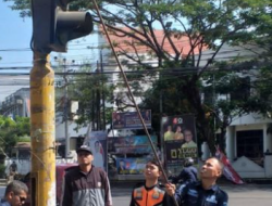 Dishub Makassar Masif Membuka Baliho di Traffic Light