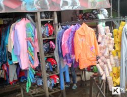 Penjual Jas Hujan Raup Cuan Jutaan Sejak Cuaca Ekstrem Melanda Kota Makassar