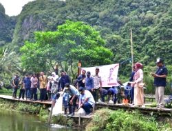 Pj Gubernur Sulsel Bahtiar Lestarikan Rammang-rammang dengan Menebar Benih Ikan