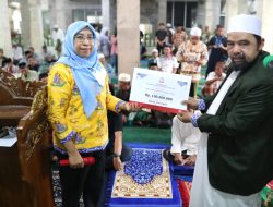 Diskominfo Makassar Serahkan Hibah Rp100 Juta ke Masjid Ihyatul Jamaah