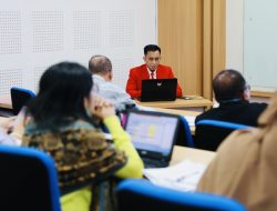 Helmy Budiman Presentasi Hasil Penelitian Tentang Pengaruh Kebijakan Pemerintah Terhadap Pertumbuhan Ekonomi di Wilayah Daerah Penyangga IKN