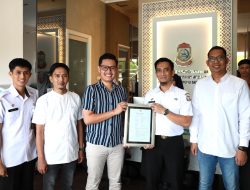 Wujudkan Pelayanan Publik Berkualitas, DPMPTSP Makassar Bagikan PBG Pertama