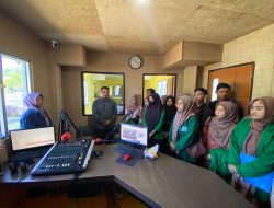 Perkuat Pemahaman Jurnalistik Islami, Mahasiswa Jurnalistik UIN Kunjungi Radio Raz FM
