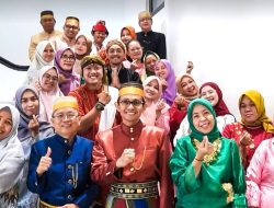 Peringati Hari Kebudayaan, Pegawai Bappeda Makassar Berkantor Pakai Baju Adat