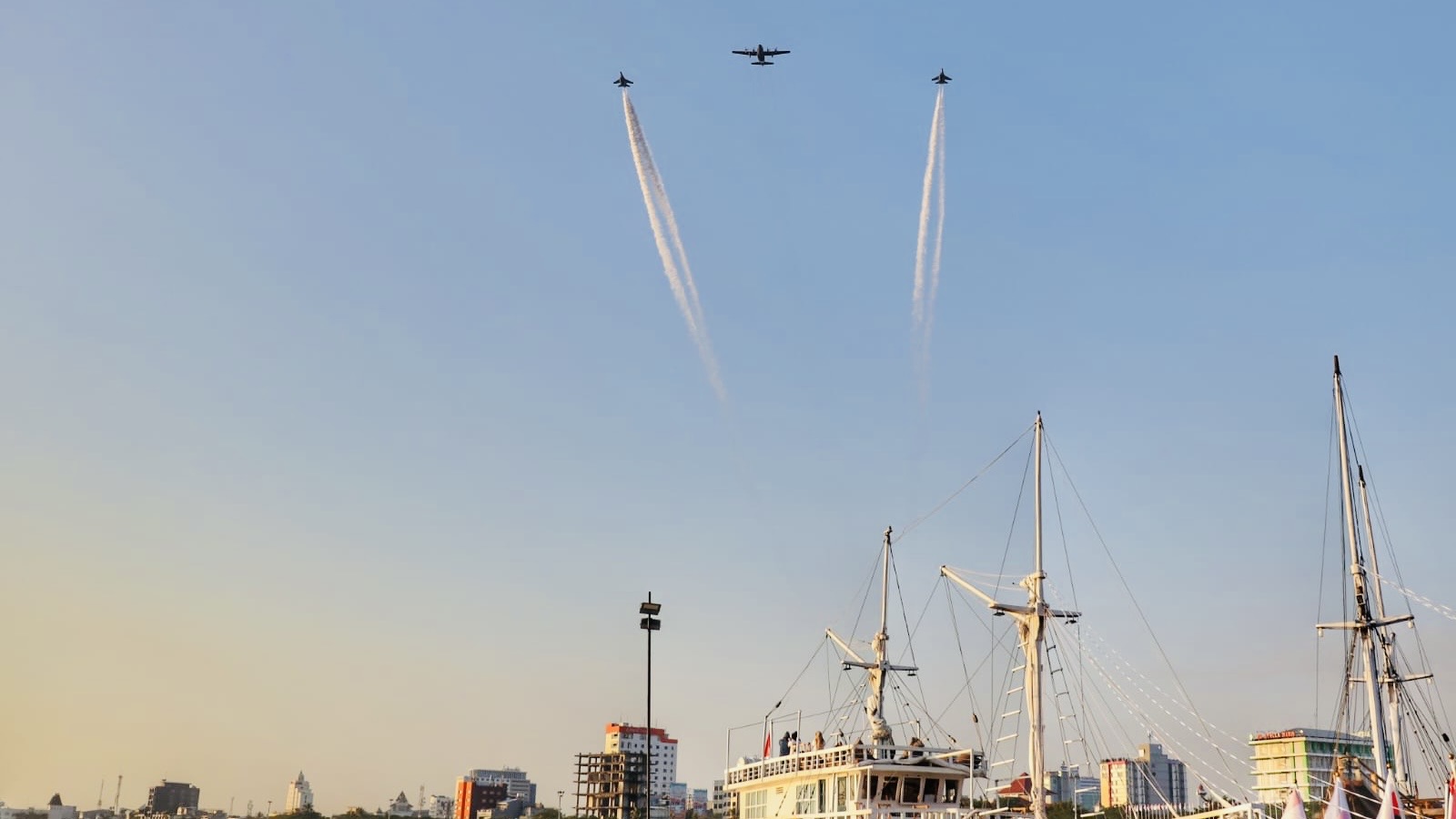 Pesawat Boeing 737-200 Hibur Pengunjung F8 Makassar F8 Makassar