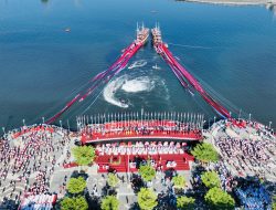 79 Bendera Merah Putih Panjang 100 Meter Berkibar di Laut Makassar