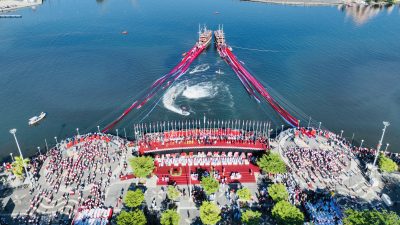 79 Bendera Merah Putih Panjang 100 Meter Berkibar di Laut Makassar