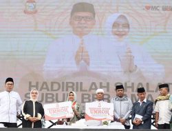 Danny Pomanto Serahkan Paket Sembako kepada Petugas Kebersihan