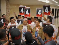Miliki Pesan Moral Kepemimpinan: Amri-Rahman Kenakan Kaos Hatake Kakashi saat Pengambilan Nomor Urut
