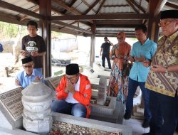 Usai Kampanye, Cagub Sulsel Danny Pomanto Ziarah ke Makam Padjonga Dg Ngalle