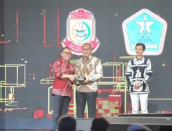 Danny Pomanto Terima Penghargaan Makassar Kota Terbaik dalam Pelayanan dan Keterbukaan Informasi Publik