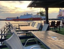 Rekomendasi Kafe di Makassar dengan Nuansa Tepi Pantai