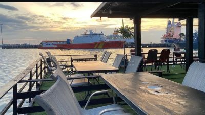 Rekomendasi Kafe Tepi Pantai Favorit Gen Z di Makassar