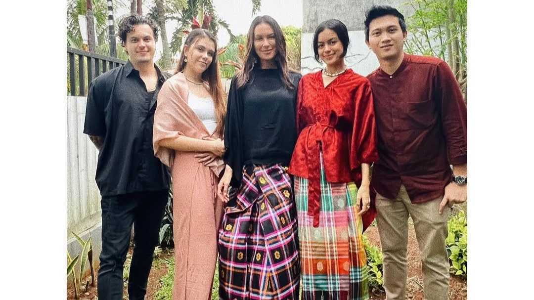 Mengapa Sarung Jadi Fashion Statement di Era Milenial? Ini Alasannya! Mengapa Sarung Jadi Fashion Statement di Era Milenial? Ini Alasannya!