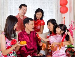 Tradisi Malam Tahun Baru Imlek: Reuni Keluarga dan Pemujaan Leluhur   