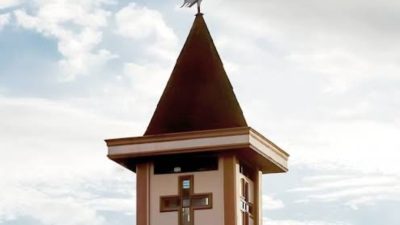Begini Makna Simbol Ayam di Gereja Toraja   