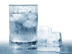 Mitos atau Fakta? Minum Air Es Bisa Bikin Perut Buncit