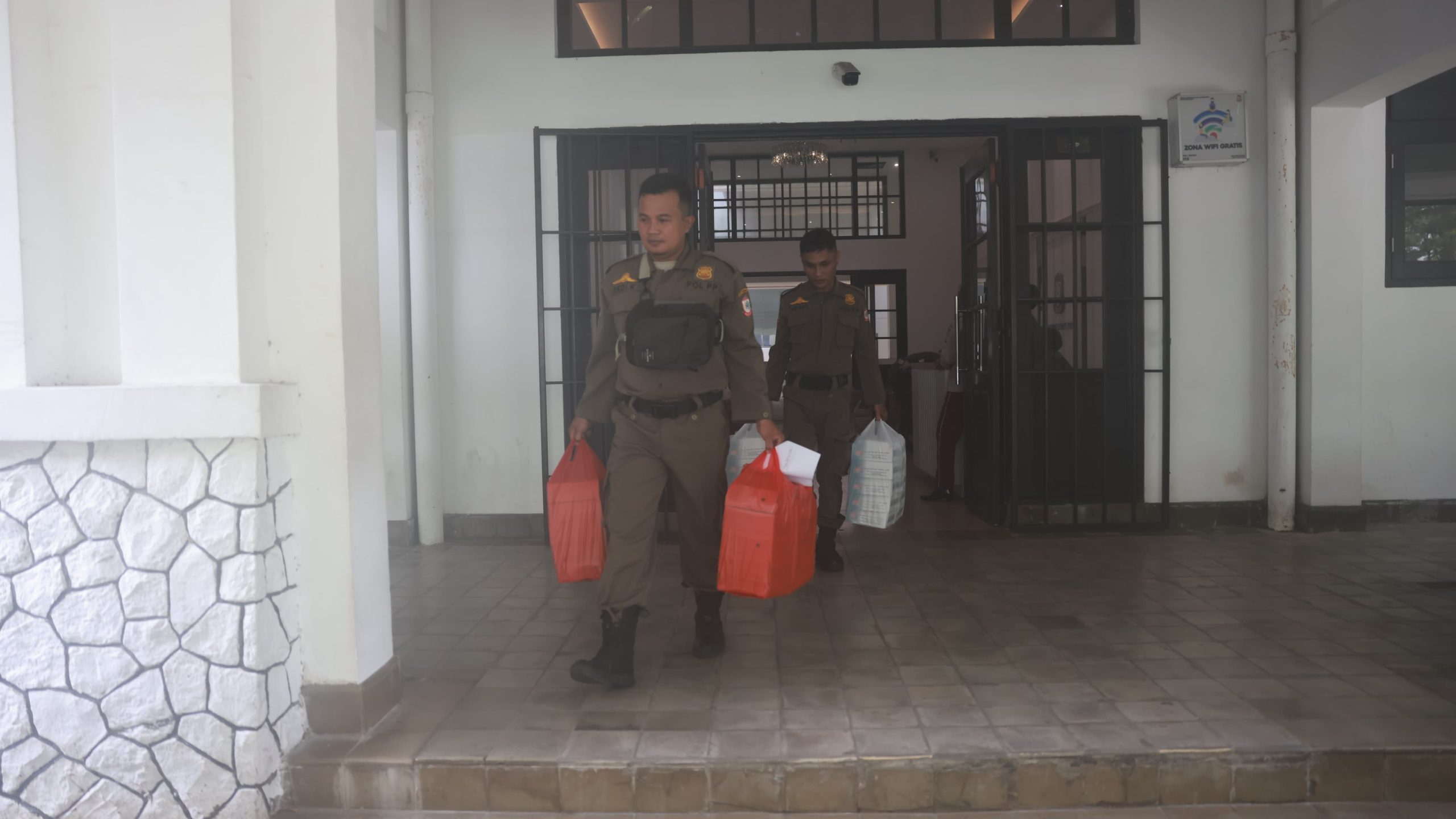 SKPD Pemkot Makassar Salurkan Ribuan Nasi Kotak untuk Korban Banjir di Manggala