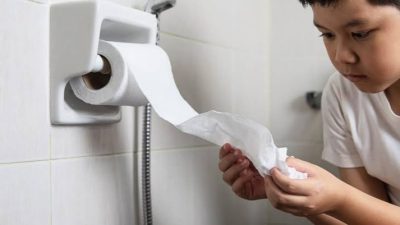 cebok pakai air dan tisu