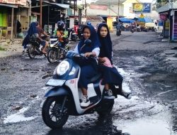 4 Tahun Jalan Rusak, Anak Sekolah Terancam, Warga Tersiksa, Tapi Tambang Jalan Terus