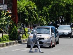 Manusia Silver: Cermin Buram Kesejahteraan Sosial di Makassar
