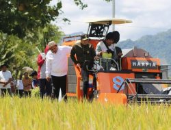 Pemerintah Enrekang Serahkan Bantuan Mesin Panen Combine Harvester ke Petani