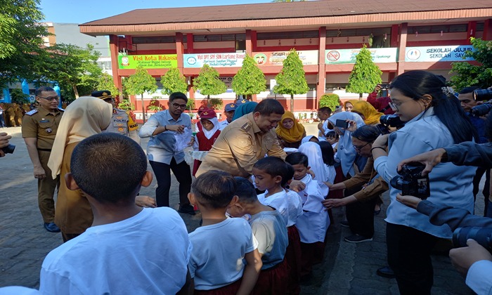 Seragam Sekolah Gratis